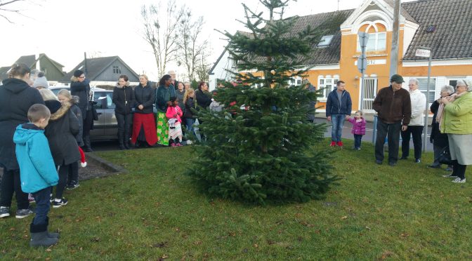 Adventshygge med dans om juletræet